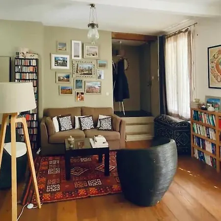 Private Parisian Home W/ Outdoor Space Guest house