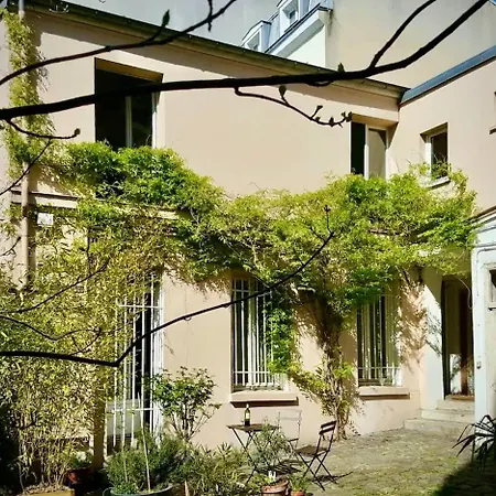 Guest house Private Parisian Home W/ Outdoor Space 4*